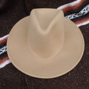 UNIVERSAL Thread 100% Wool Hat CAMEL EUC